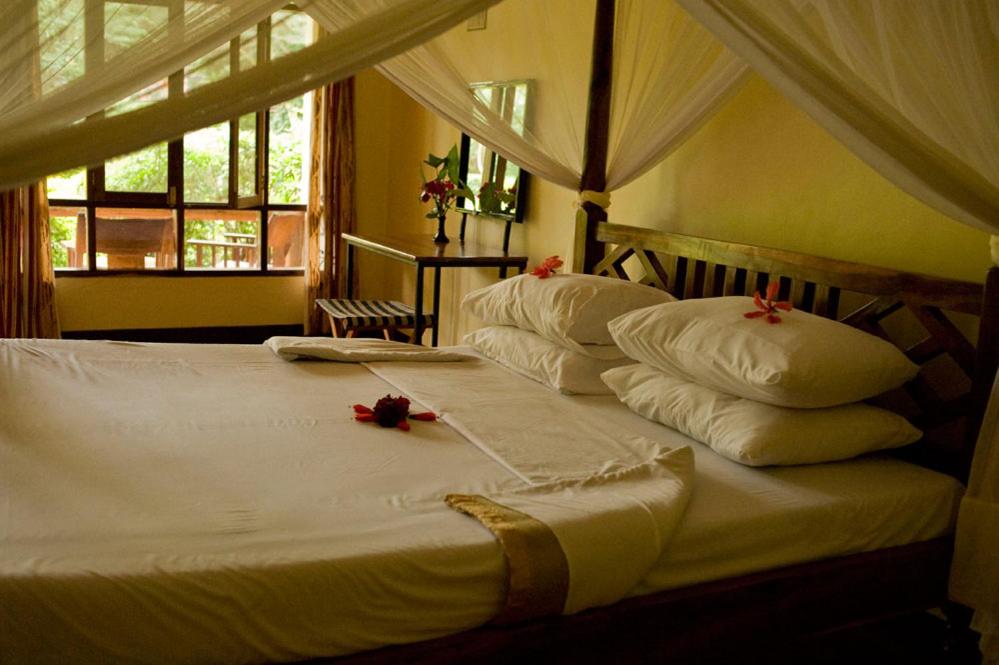 Crater Rim View Inn (FB).